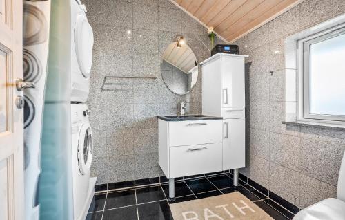 Et badeværelse på Amazing Home In Juelsminde With Kitchen