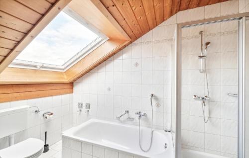baño con bañera y ducha y ventana en Nice Apartment In Wald With Kitchen en Wald