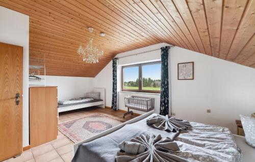 1 dormitorio con cama y techo de madera en Nice Apartment In Wald With Kitchen en Wald