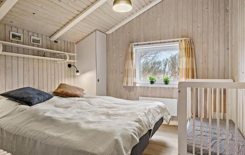 BolilmarkにあるNice Home In Rm With 3 Bedrooms, Sauna And Wifiのベッドルーム(ベッド1台、窓付)