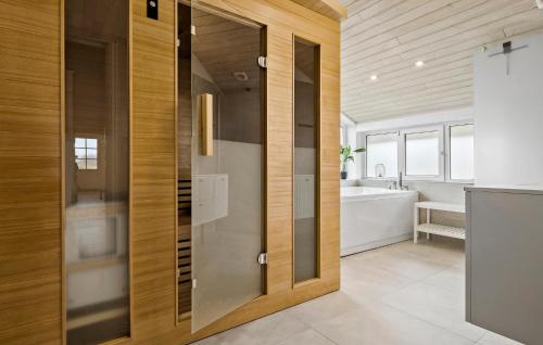 bagno con porta in vetro e vasca di 3 Bedroom Stunning Home In Rm a Bolilmark