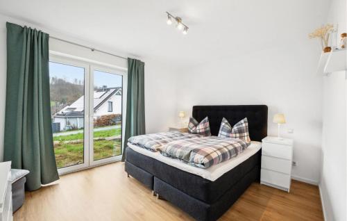 um quarto com uma cama e uma grande janela em 2 Bedroom Stunning Apartment In Attendorn em Attendorn