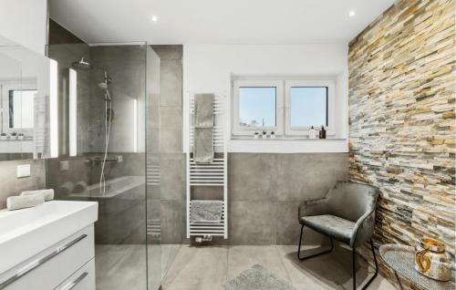 Kylpyhuone majoituspaikassa 2 Bedroom Stunning Apartment In Attendorn
