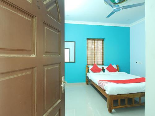 Llit o llits en una habitació de JMS Iyer Guest House