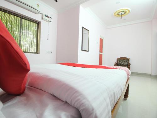 Llit o llits en una habitació de JMS Iyer Guest House
