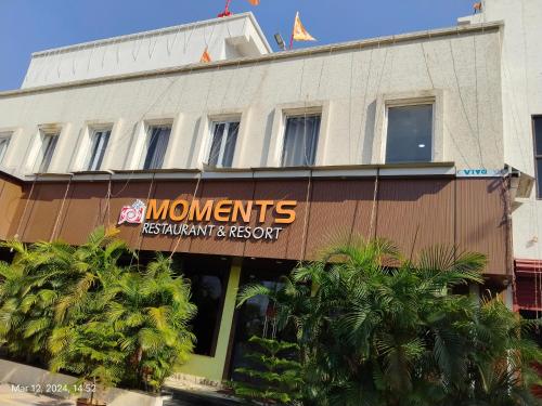 ein Gebäude mit einem Schild für ein Restaurant in der Unterkunft MOMENTS RESORT in Ranchi