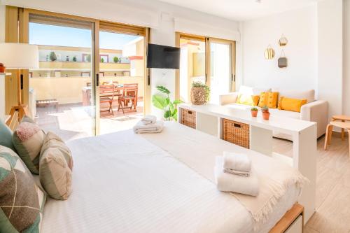 ein Wohnzimmer mit einem großen Bett und eine Küche in der Unterkunft OleHolidays 224 Romana Playa con vistas al mar in Marbella