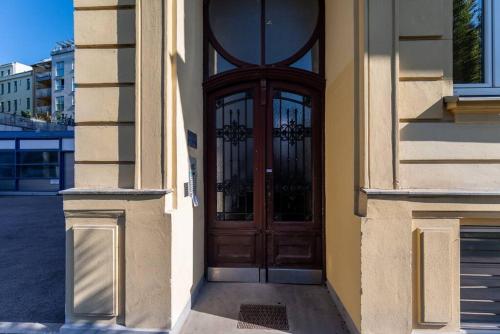 Cozy 1BR Duplex Near Center by HM