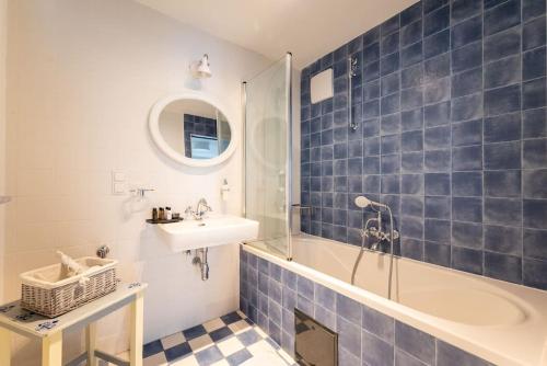 uma casa de banho com uma banheira, um lavatório e um chuveiro em HM • Cozy 1BR Duplex Near Center em Viena