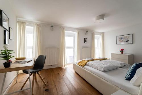um quarto com uma cama grande e uma secretária em HM • Cozy 1BR Duplex Near Center em Viena
