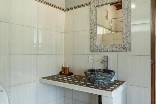 un baño con lavabo y espejo en Abangan Bungalow, en Ubud