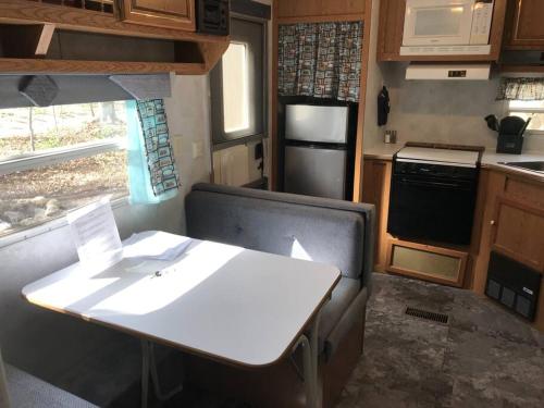 Una cocina o cocineta en Platte-Camper in Woods w/FirePit & Hot Tub Access