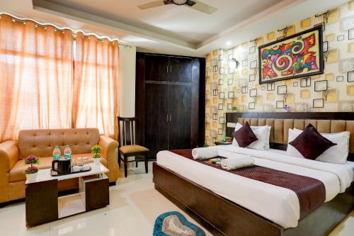 een hotelkamer met een bed en een bank bij GRAND HOMESTAY in New Delhi