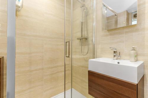 a bathroom with a sink and a shower at Very Central - Comfy & Quiet In Westminster For 4 in London