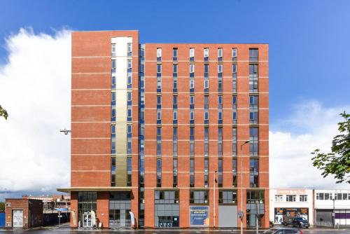 un grand bâtiment en briques avec beaucoup de fenêtres dans l'établissement For Students Only at Great Patrick Street, à Belfast