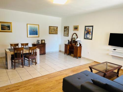 sala de estar con sofá y comedor en Beachfront apartment Drazen, with garden en Split