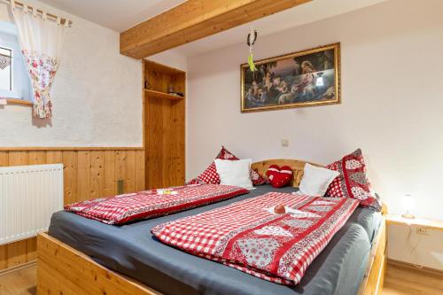 een slaapkamer met 2 bedden met rode en witte kussens bij Ferienwohnung Brandenkopf in Oberharmersbach