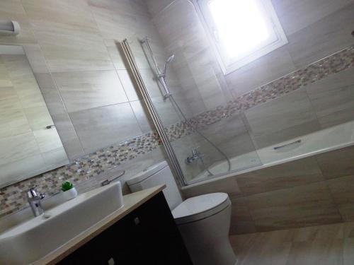 uma casa de banho com um chuveiro, um WC e um lavatório. em Kyma 3 Bed Villa + Pool em Yeroskipou