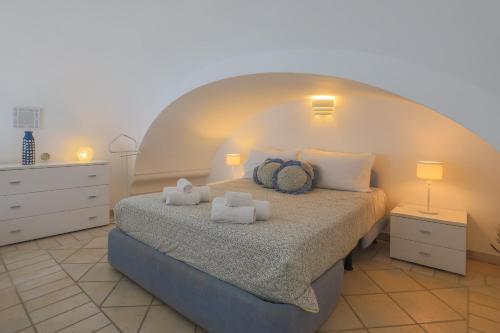una camera con un letto e un soffitto a volta di The window to the sky ad Amalfi
