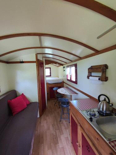 Habitación con cocina y lavabo. en La Roulotte Couzote, en Couze-et-Saint-Front