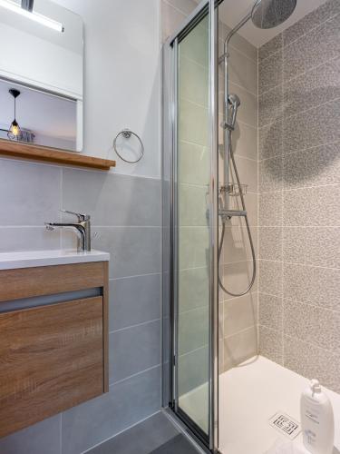 une salle de bain avec douche et lavabo dans l'établissement Le Repère de Copernic, à Nancy