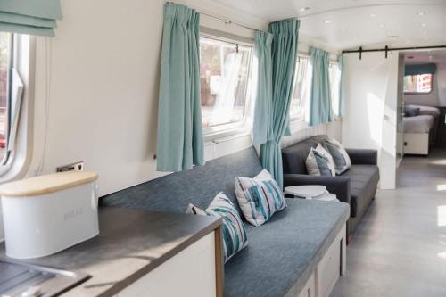 cocina y sala de estar de una cabaña en The Jubilee Narrow Boat en Loughborough