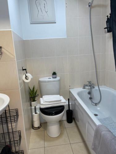 a bathroom with a toilet and a bath tub at City Centre 2 Bed Room Apartment Free Parking in Liverpool