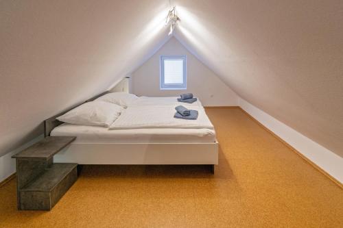 a bedroom with a bed in a attic at Ferienwohnung Charisma in Bensersiel