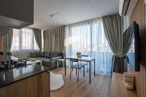 Verde Mare Hotels في أنطاليا: مطبخ وغرفة معيشة مع طاولة وأريكة