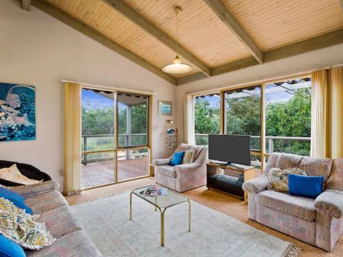 Ruang duduk di Anglesea's Hidden Riverside Gem by Ready Set Stay