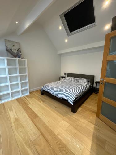a bedroom with a bed and a flat screen tv at Magnifique logement à Etterbeek in Brussels