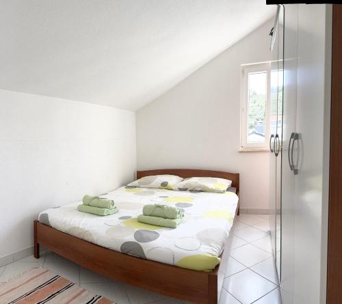 1 dormitorio con 1 cama y ducha acristalada en Apartments Bellevue, en Trogir
