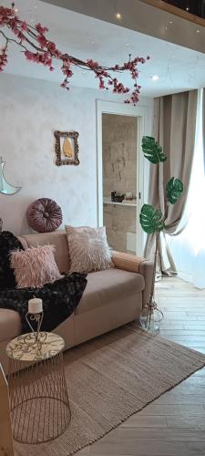 un soggiorno con divano e pianta di Palazzo Emy a Lecce