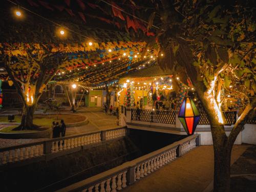 un mercado de Navidad por la noche con luces en los árboles en Flat em Bananeiras - PB, en Bananeiras