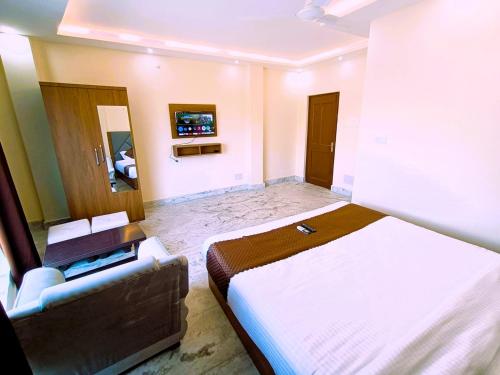 Un dormitorio con una cama y un televisor. en Collection O Hotel Danish Dreamstay, en Siliguri