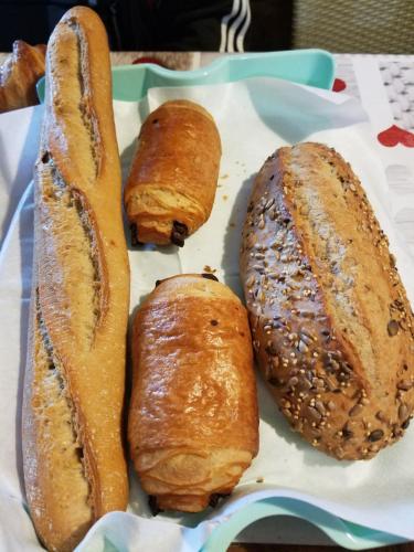 een bord met drie verschillende soorten brood en gebak bij Le Domaine De Pecany in Paleyrac