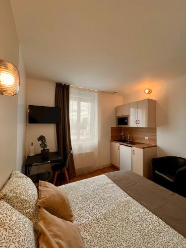 Photo de la galerie de l'établissement Studio 2 pers face gare SNCF Appart Hotel le Cygne D1, à Bourges