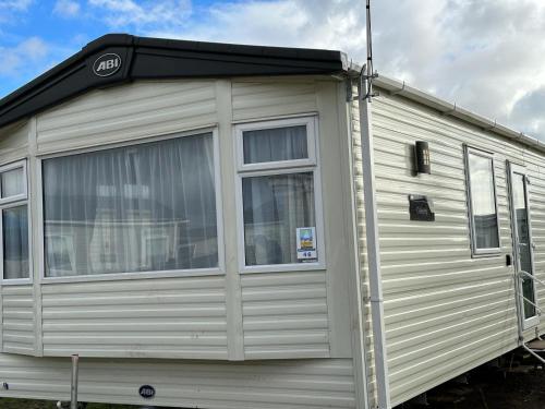 biała przyczepa z czarnym dachem w obiekcie Beautiful 3 bed Caravan in Felixstowe w mieście Felixstowe