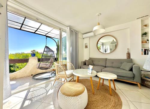 un salon avec un canapé et une table dans l'établissement Villa 2 pièces Vue Mer Plage à pied, au Lavandou