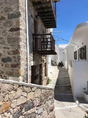 an alley with a balcony on the side of a building at Olive Guesthouse Trypiti in Tripití