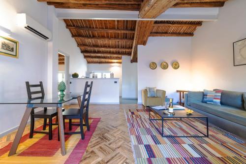 ein Wohnzimmer mit einem Tisch und einem Sofa in der Unterkunft Palazzo Planeta in Palermo
