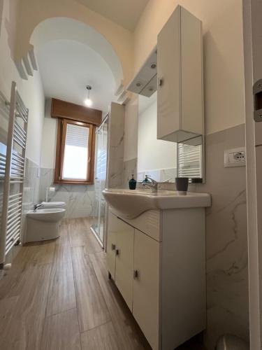 La salle de bains est pourvue d'un lavabo et de toilettes. dans l'établissement Apartment De Rosa, à Pero