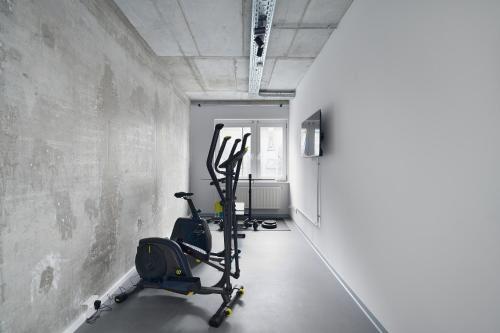a gym with two exercise bikes in a room at Stylisches Studio im Herzen Leipzigs in Leipzig