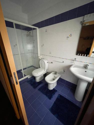 bagno con 2 servizi igienici, doccia e lavandino di Casa Gres a Carlentini