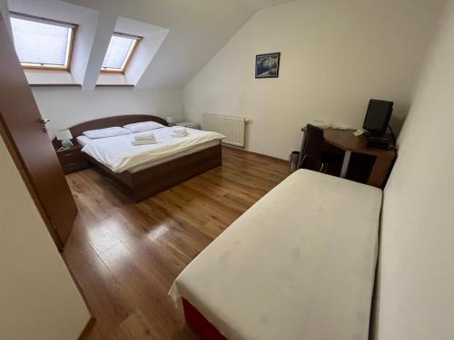 Malé Ostratice的住宿－Harmónia Ostratice，一间小卧室,配有一张床和一张书桌