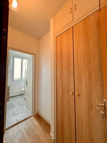 Photo de la galerie de l'établissement Studio 2 pers face gare SNCF Appart Hotel le Cygne D1, à Bourges