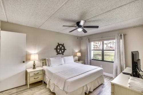 Katil atau katil-katil dalam bilik di Daytona Condo with Community Pool, Walk to Beach!