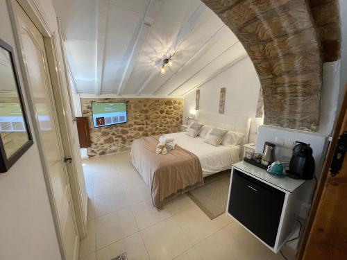 um quarto com uma cama e uma televisão num quarto em Casa Rural Lliber em Lliber