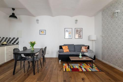 Neat 1BR Duplex by Metro and Center by HM