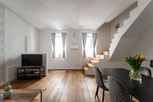 Neat 1BR Duplex by Metro and Center by HM